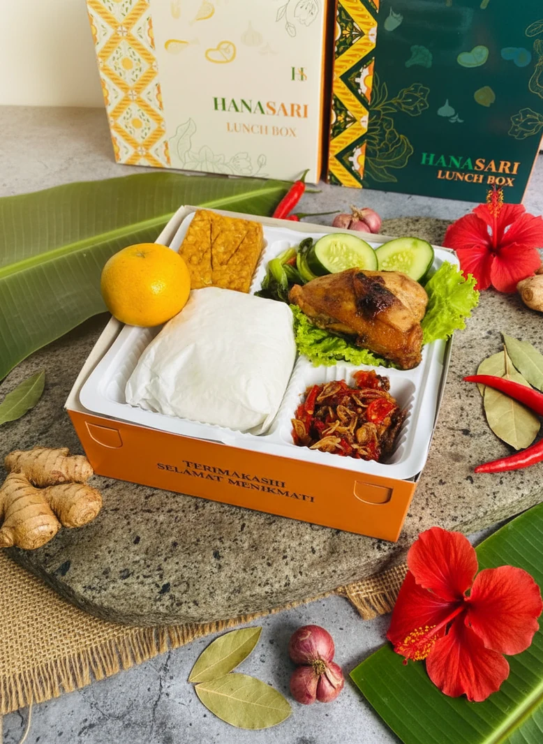 Nasi box Hanasari dengan ayam, sayuran, sambal, dan kemasan khas Hanasari